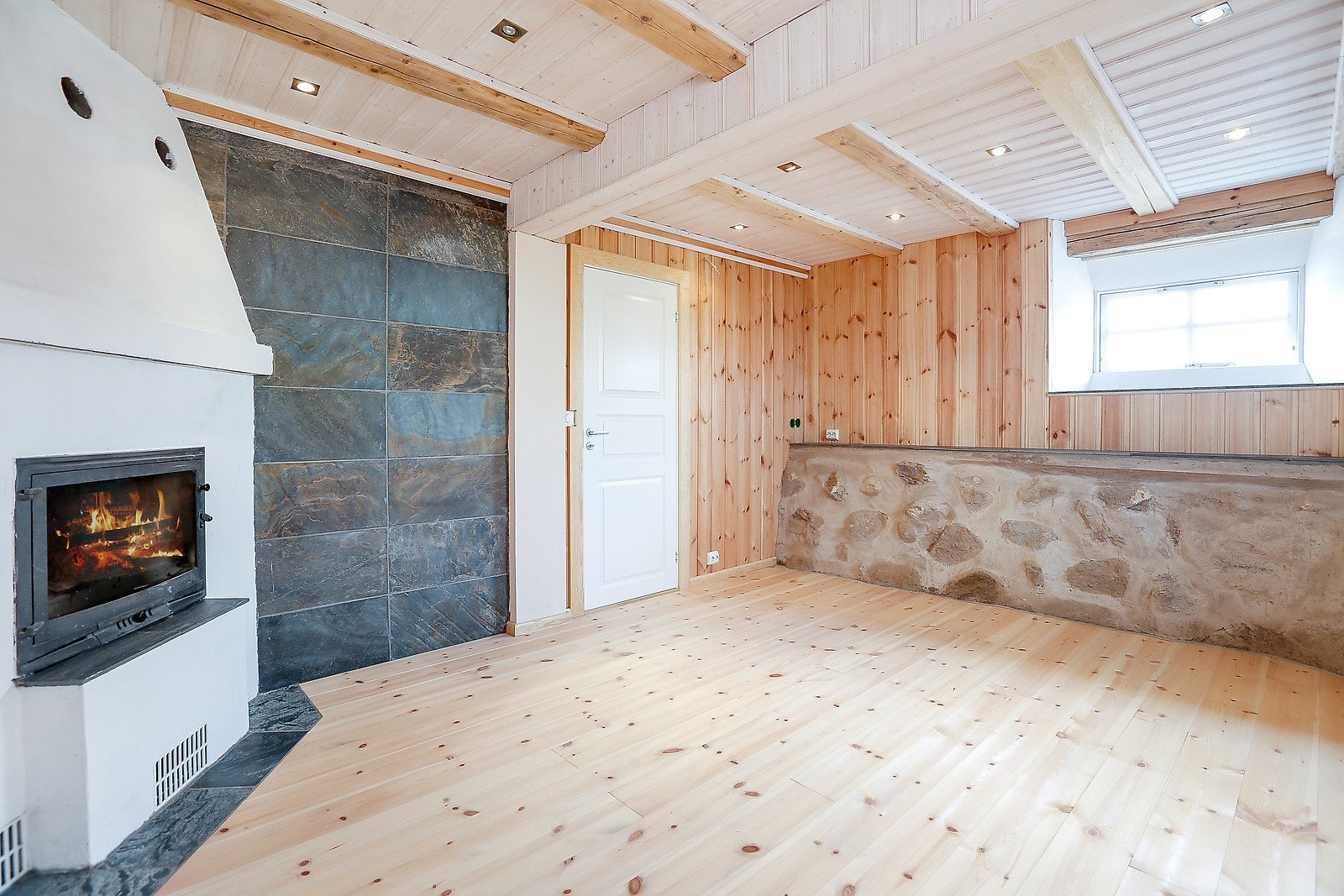 Tv-stue/peisestue i underetasjen Galleribilde