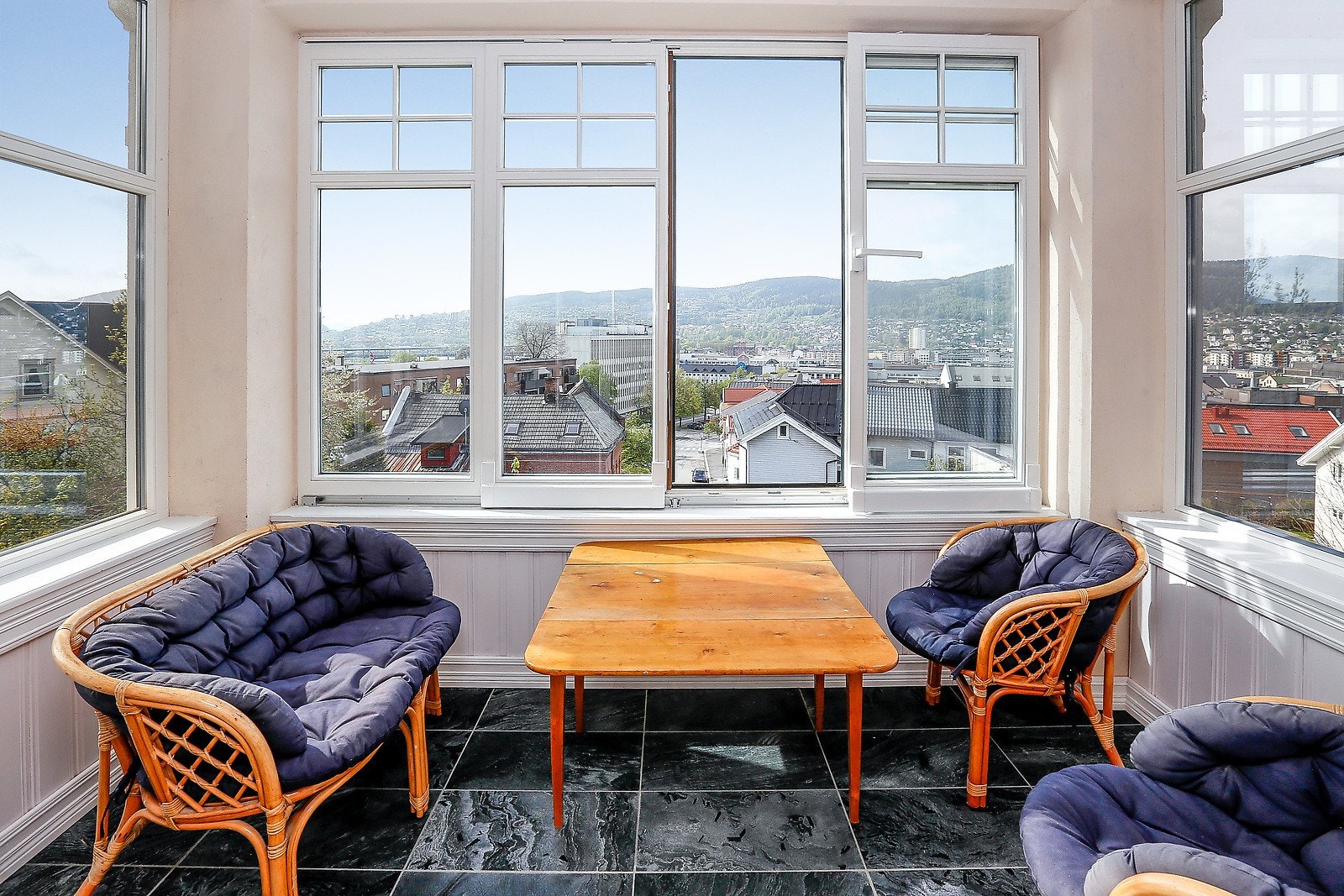 Innglassert veranda med flott utsikt over byen Galleribilde