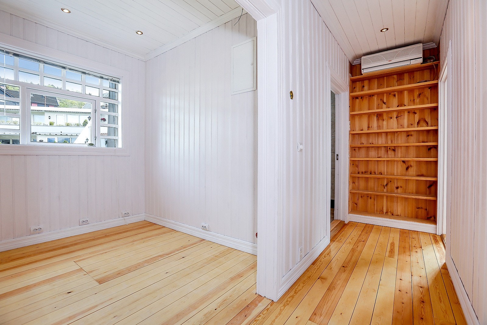 Gang i 2.etg og kontor Galleribilde