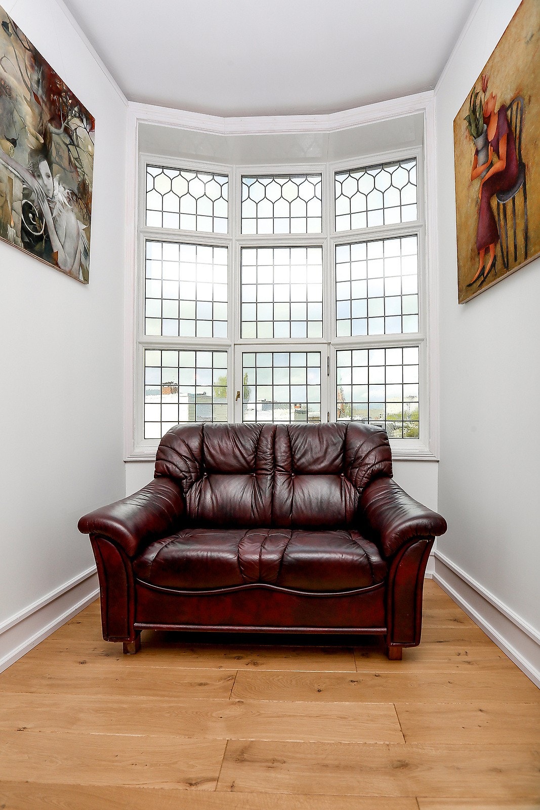 Karnapp i finstuen med restaurert blyglassvindu Galleribilde