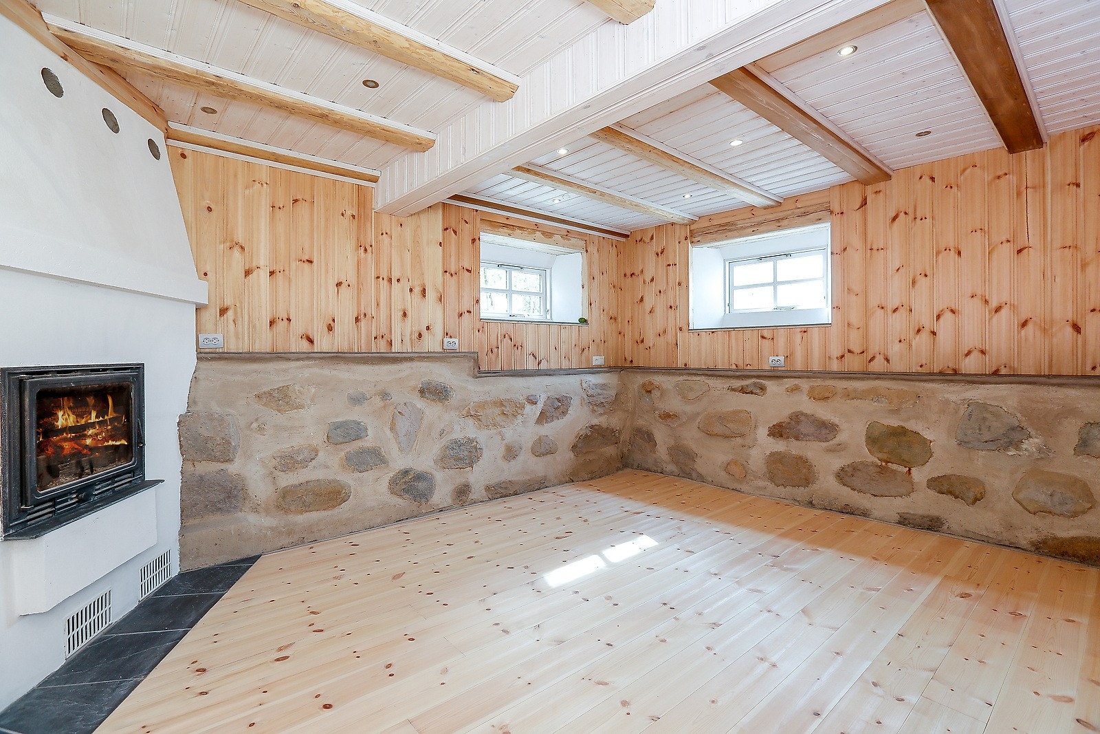 Tv-stue/peisestue i underetasjen Galleribilde