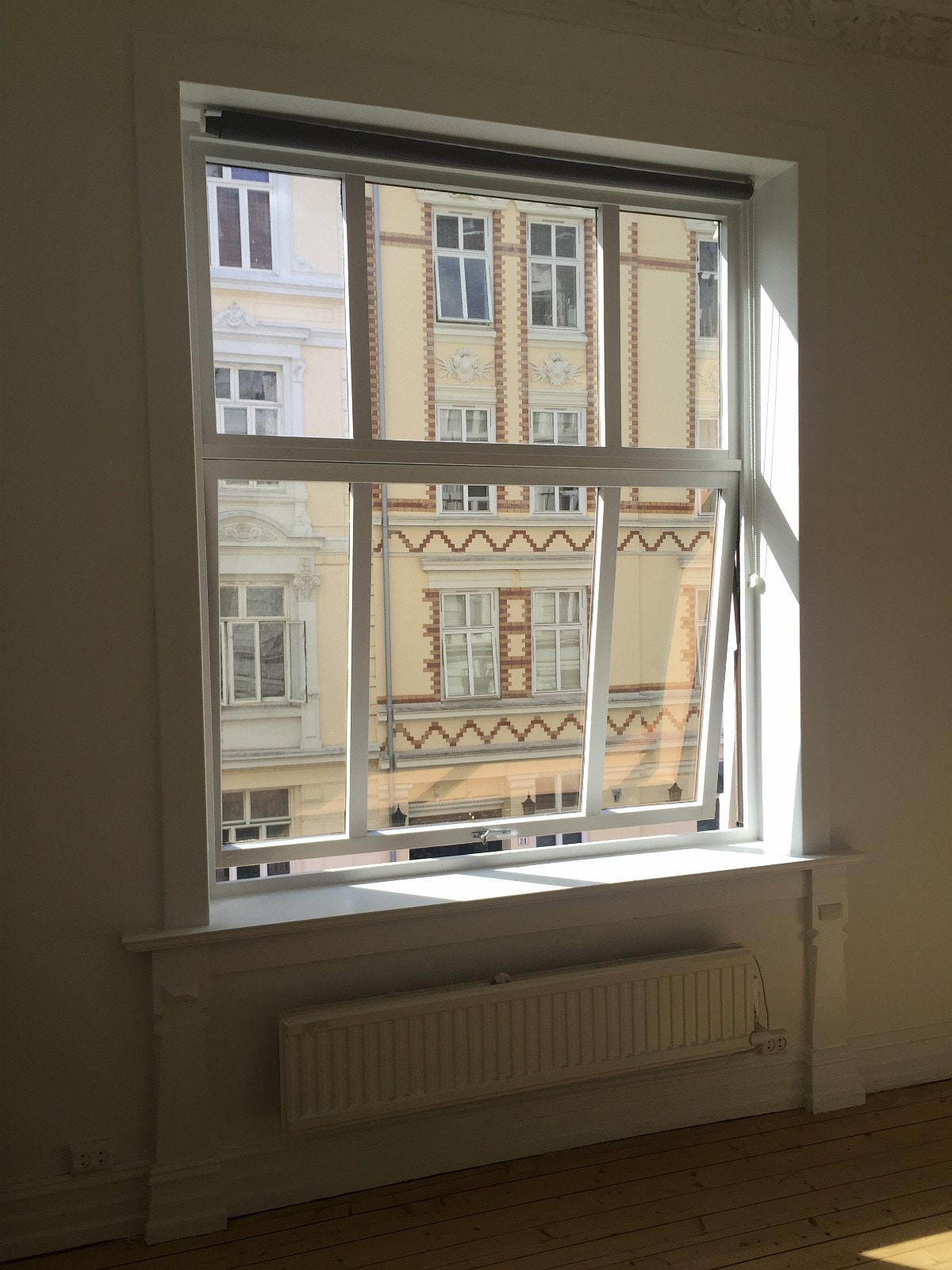 Stort vindu på soverom, samt varmeovn. Galleribilde