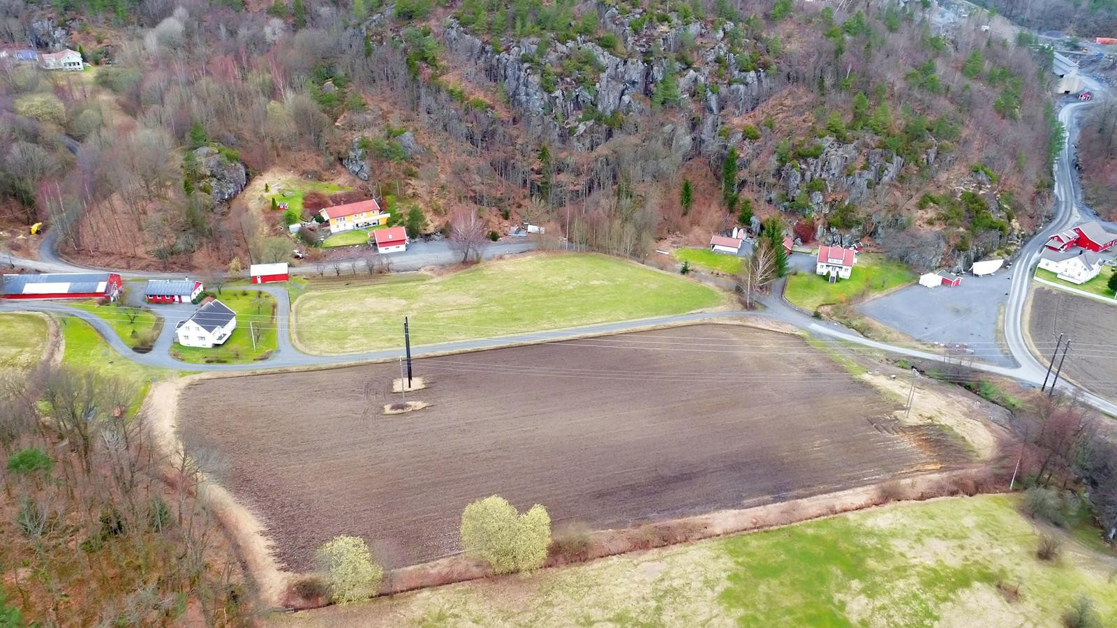 Småbruk med romslig uthus 53 daa fulldyrket jord idyllisk ... Stuen og farve