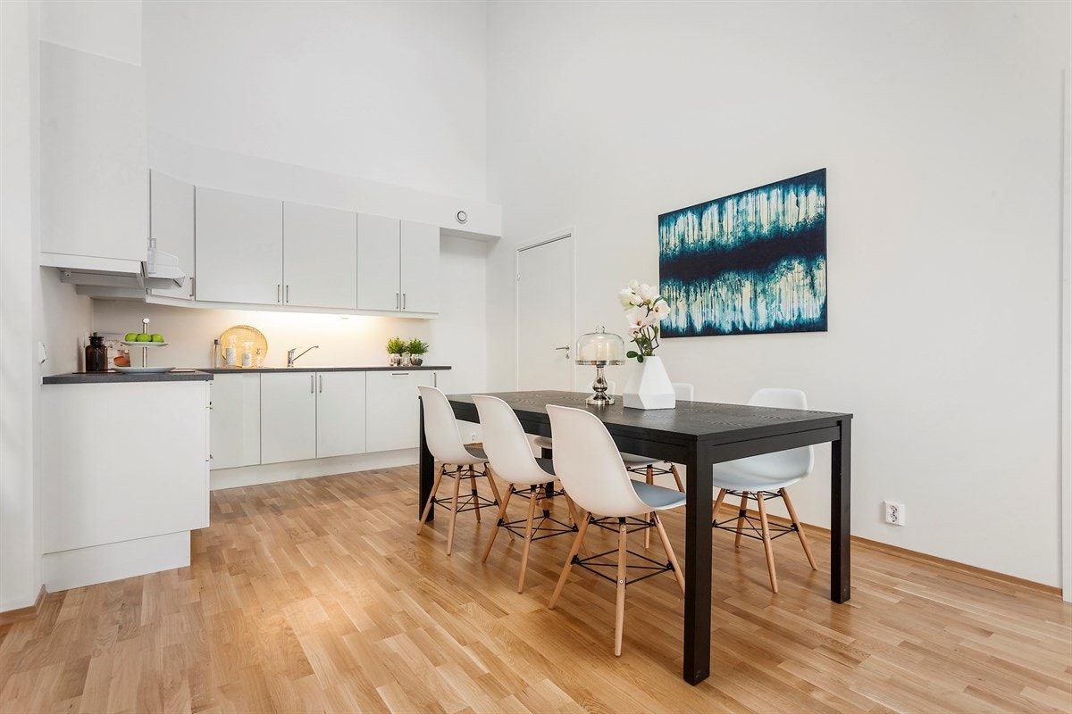 : Kjøkkeninnredning av typen Uno Hvit fra Sigdal med laminat benkeplate og rustfri, nedfeldt oppvaskkum. Galleribilde