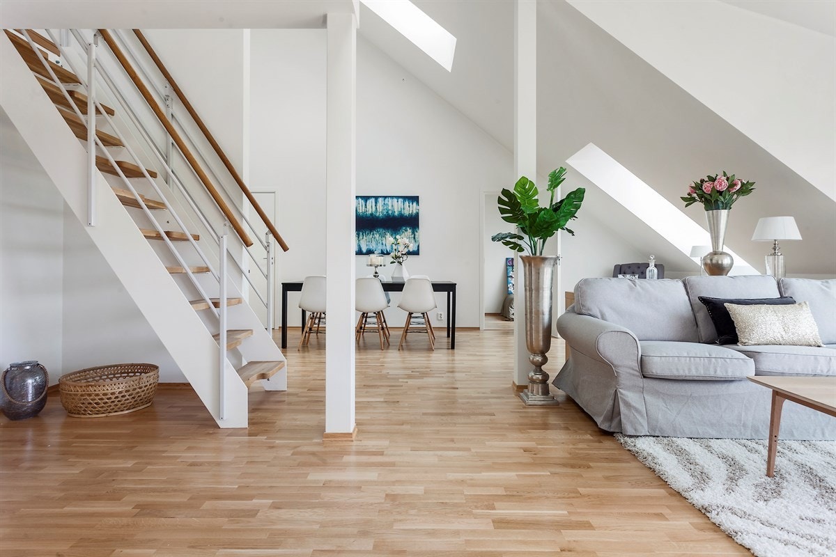 Toppleilighet med fantastisk takhøyde og hems på 28 kvm. Galleribilde