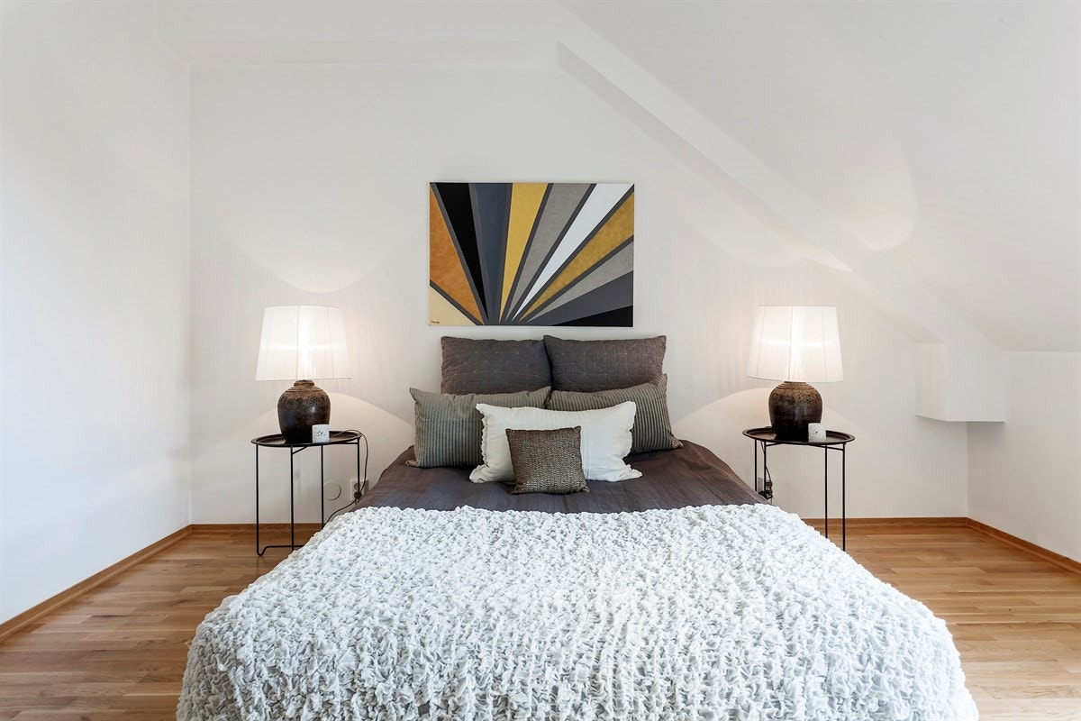 Hovedsoverom med god takhøyde og plass til garderobeløsning. Galleribilde