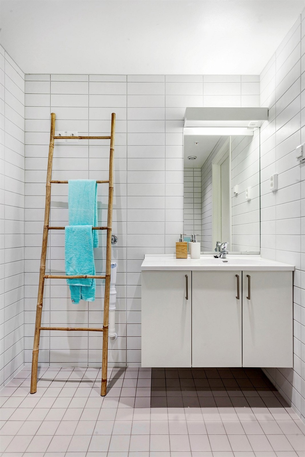 Det er plass til vaskemaskin og tørketrommel. I himling er det downlights med dimmer. Galleribilde