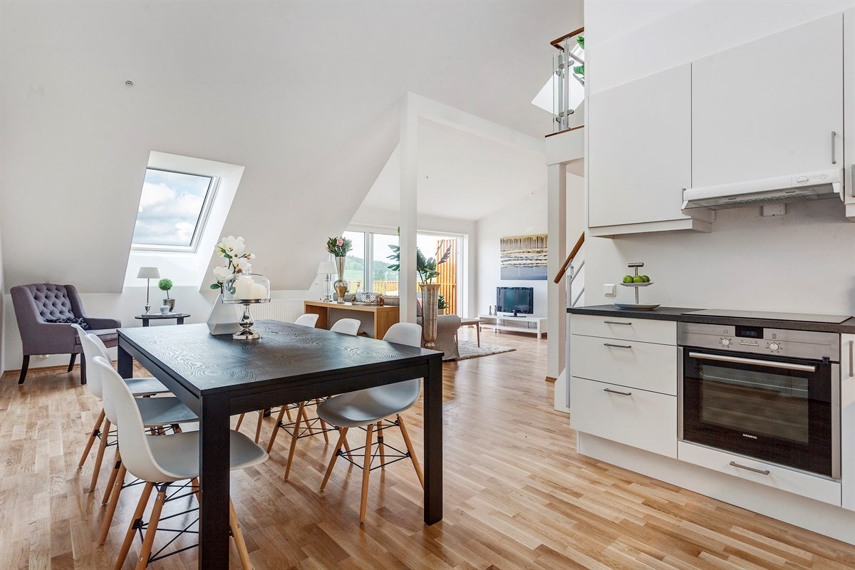 Overskap er ca 228 cm fra gulv. Oppvaskmaskin og komfyr fra Siemens medfølger. Avtrekkshette av typen Volumhette. Galleribilde