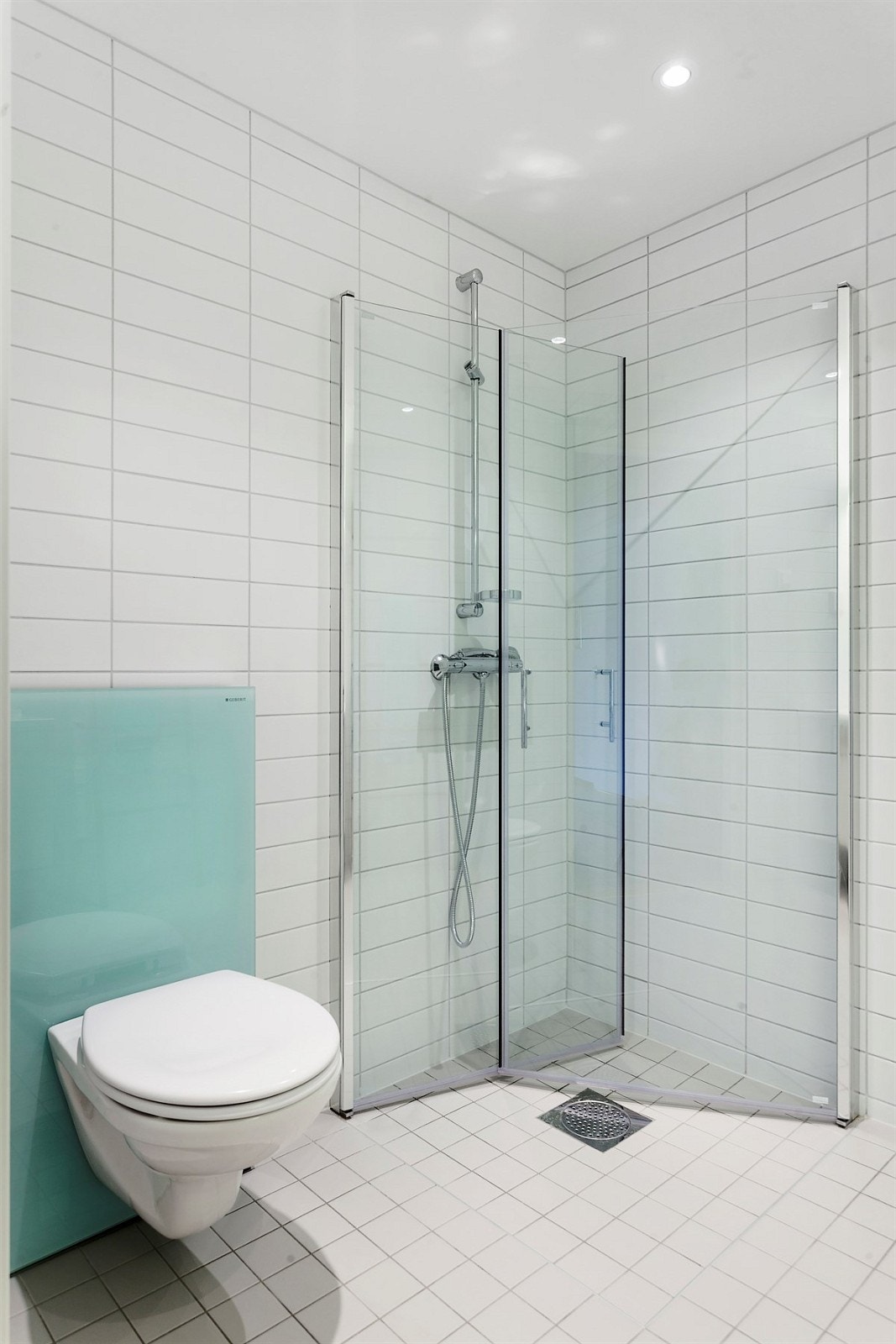 I hovedbad er det vegghengt toalett, servant med ett-greps blandebatteri i krom, utenpåliggende speil, belysning, rette dusjvegger i herdet glass. Galleribilde