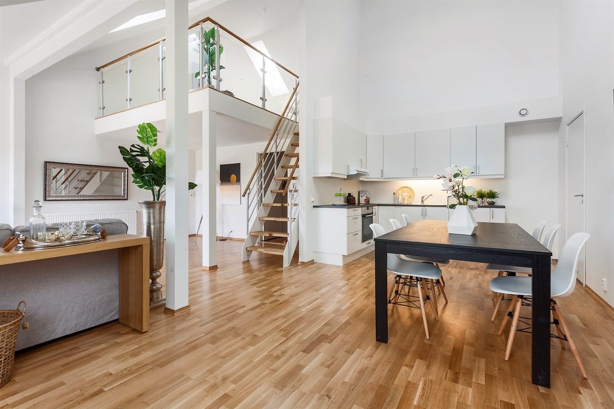 Åpen kjøkkenløsning til stuen med god plass til spisebord. Galleribilde