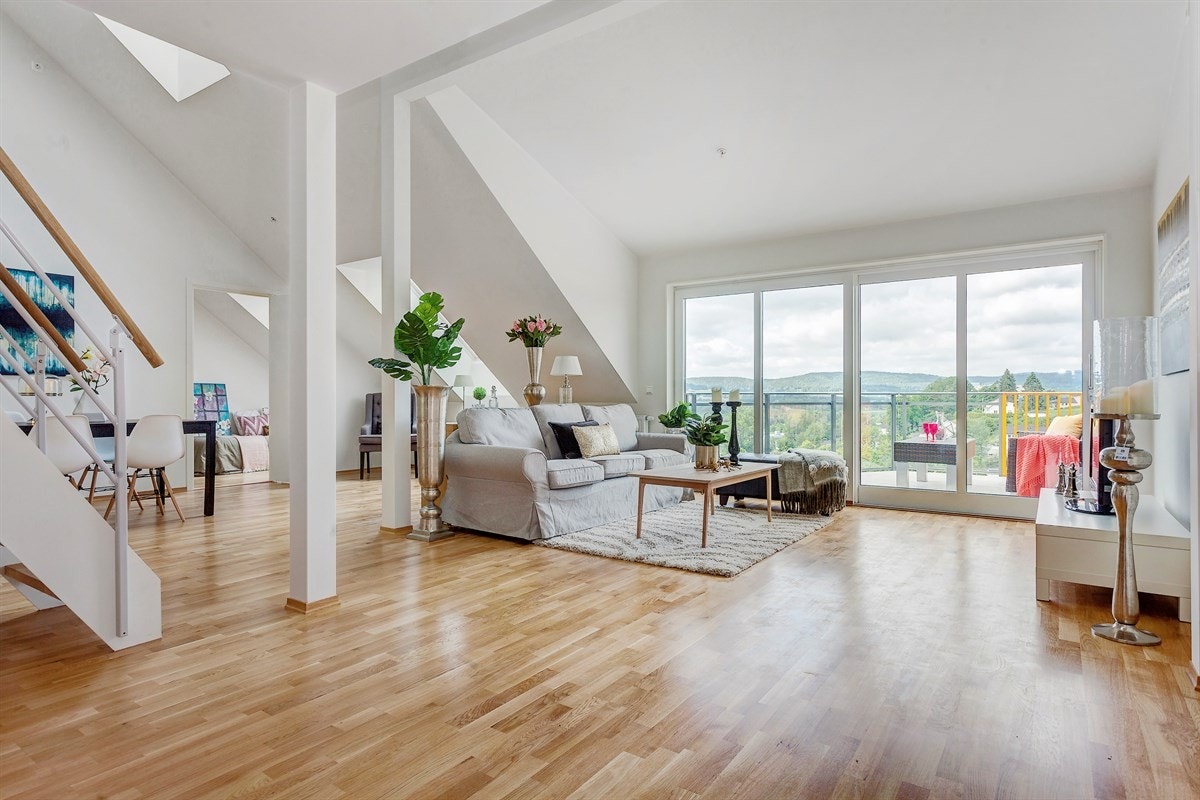 Det kvadratiske oppholdsrommet gjør det enkelt å møblere. Galleribilde