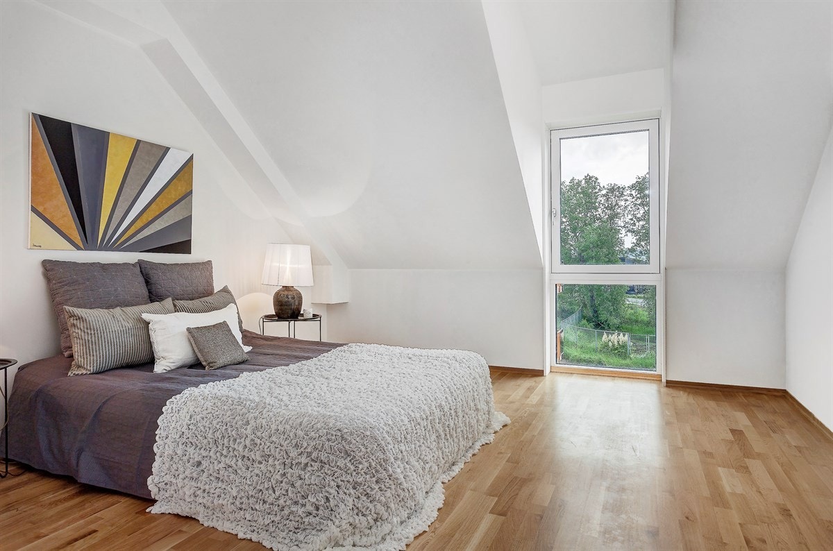 Hovedsoverom med god takhøyde og plass til garderobeløsning. Galleribilde