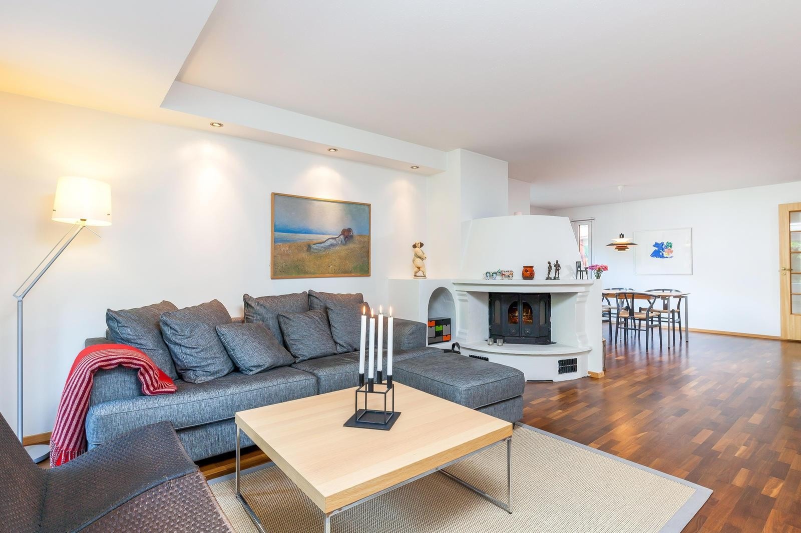 Stue med peis med innsats Galleribilde