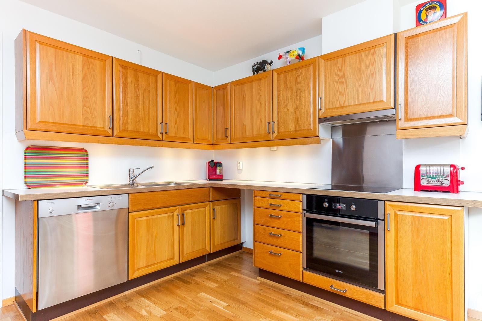 Eik innredning med integrert komfyr og platetopp Galleribilde