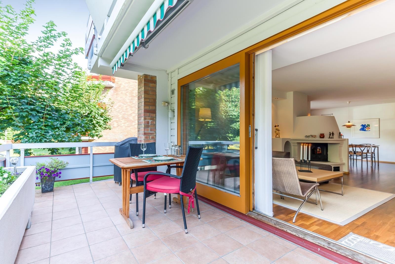 Terrassen har god plass til spisemøblement Galleribilde