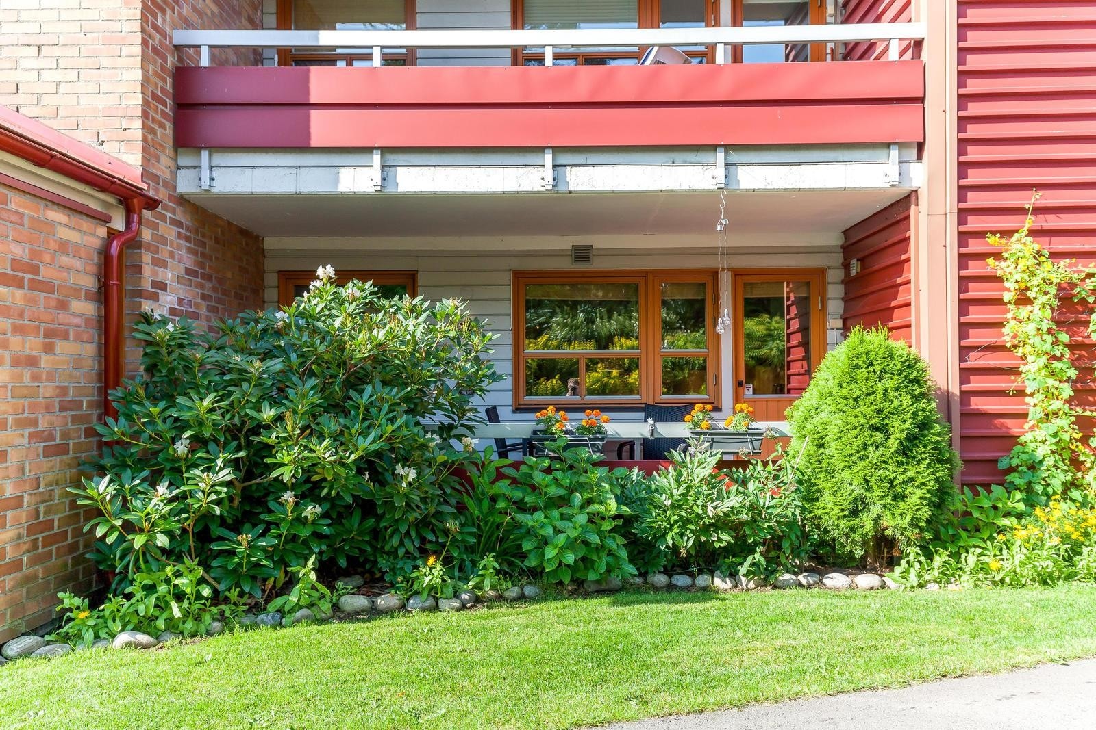 Balkongen ut fra kjøkkenet vender mot flotte, opparbeidede fellesområder Galleribilde