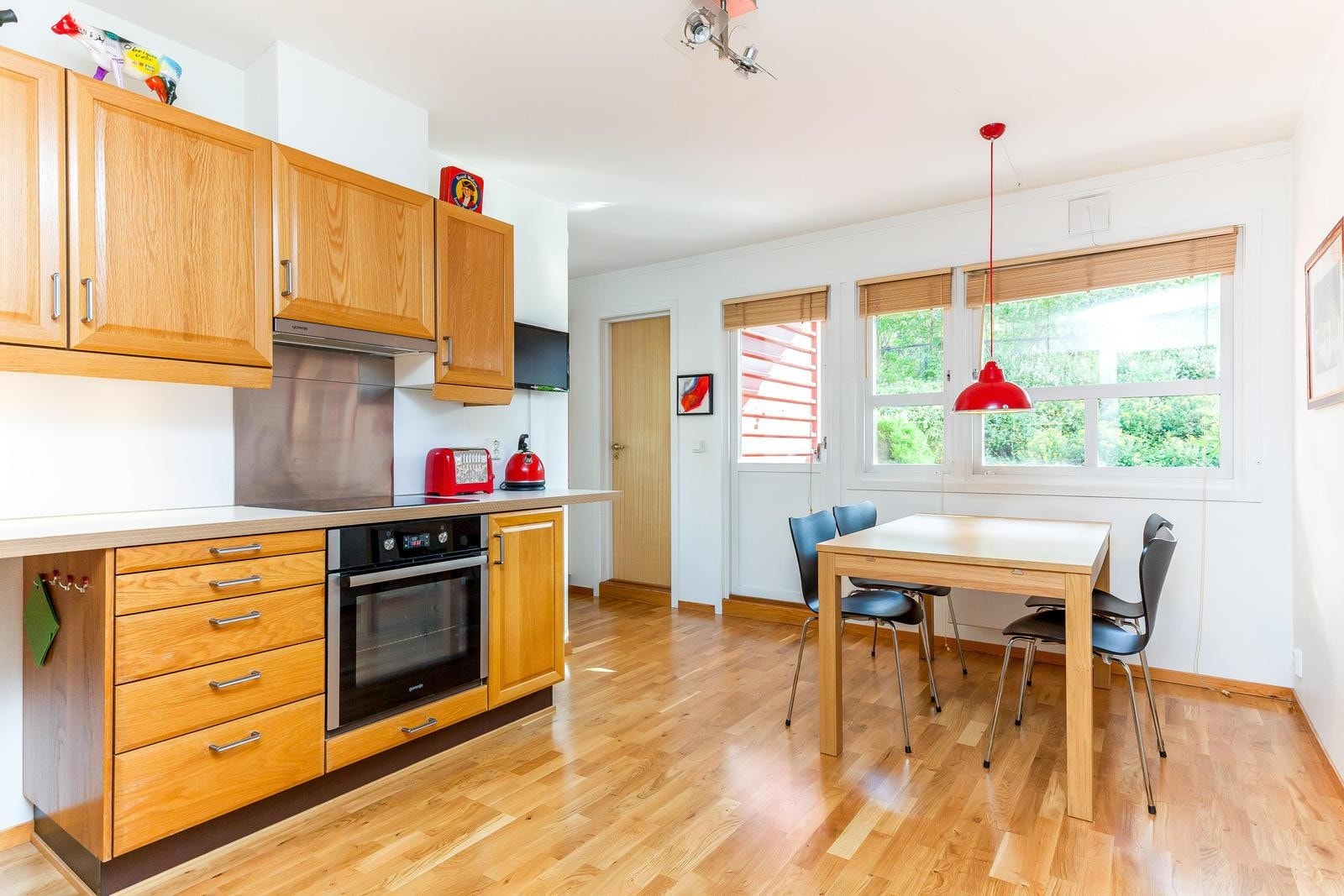 Stort og lyst kjøkken med utgang til "frokost" balkong (ca. 9 m2). I tillegg romslig, innvendig bod Galleribilde