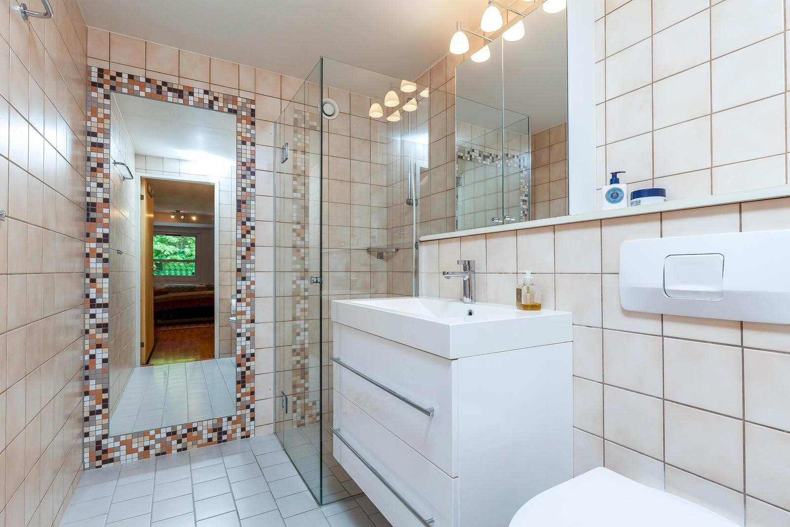 Fra hovedsoverommet er det direkte adkomst til flislagt dusjbad. Opprinnelig var det dør fra entréen til badet Galleribilde