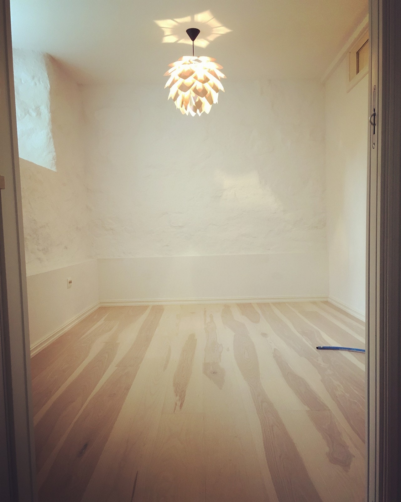 Soverom/oppholdsrom med lun ny enstavs parkett, stor lysåpning ut til hage. Galleribilde