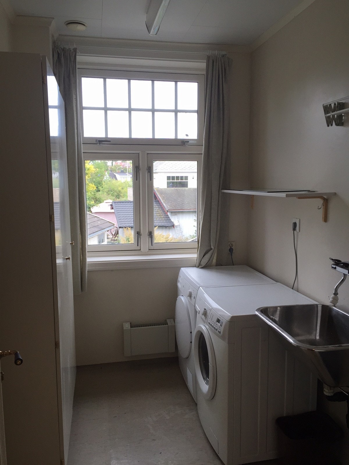 vaskerom med tørketrommel og vaskemaskin Galleribilde