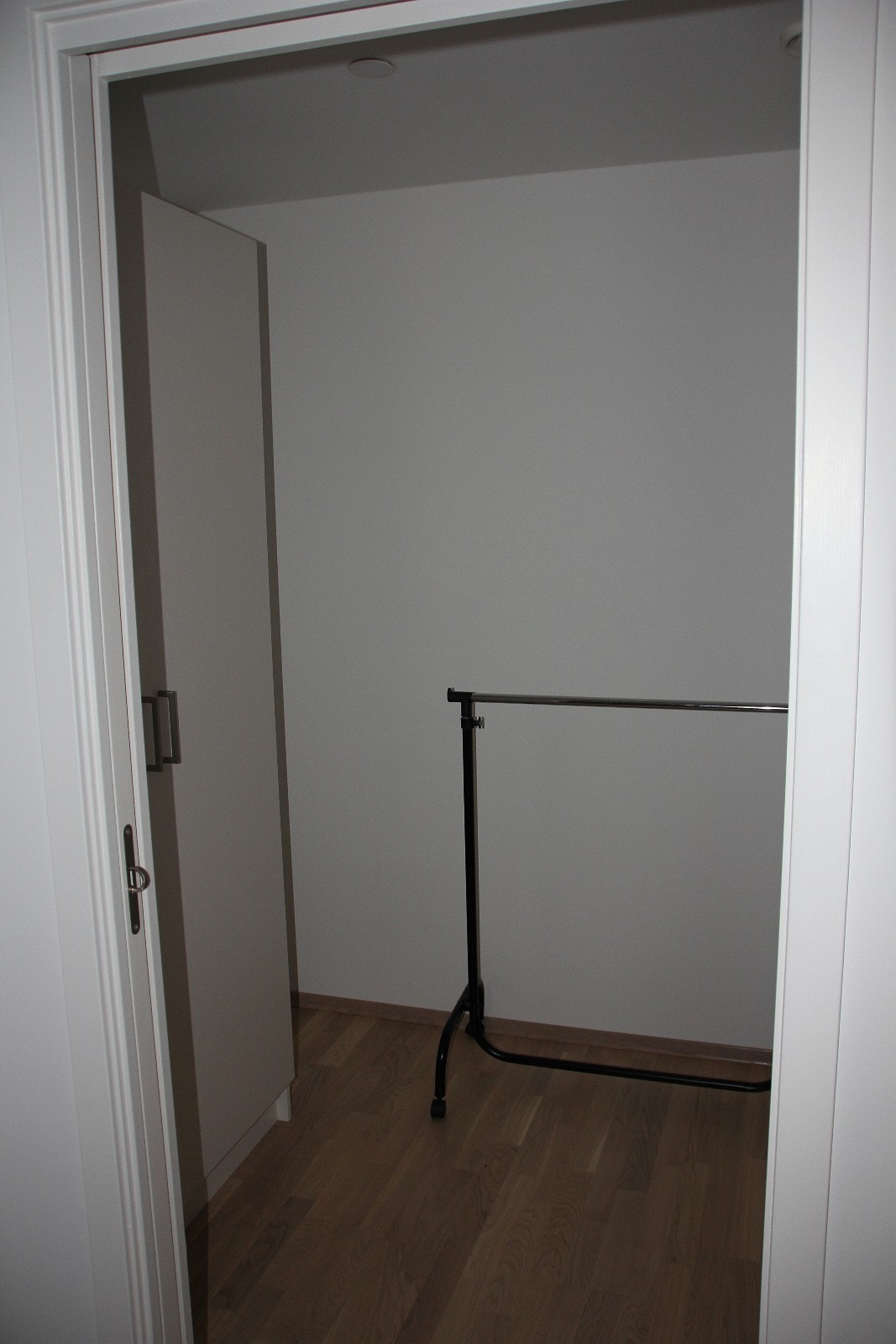 Innvendig bod med klesskap Galleribilde