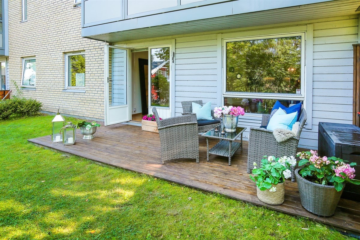 Flott hage med terrasse Galleribilde