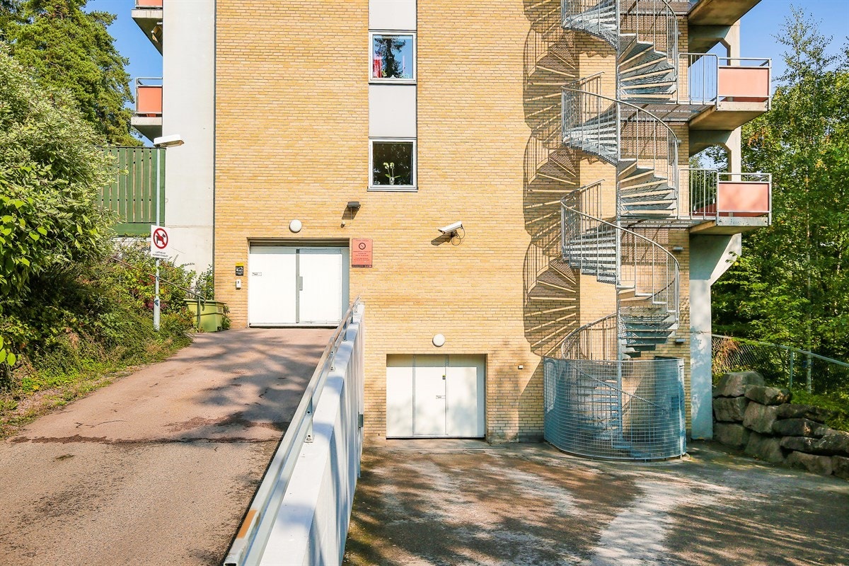 Inngang til garasje samt flere gjesteparkeringer Galleribilde
