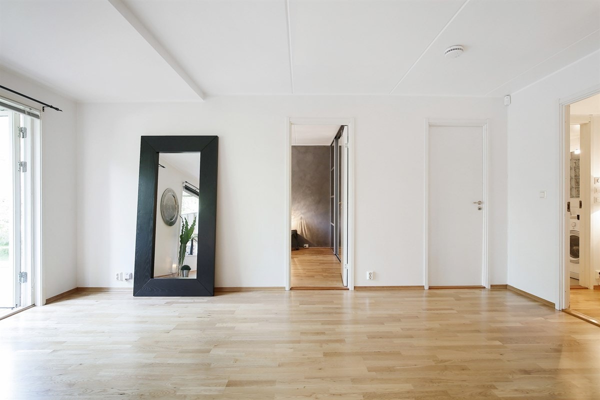 Fra stue har man tilgang til soverom samt praktisk bod Galleribilde