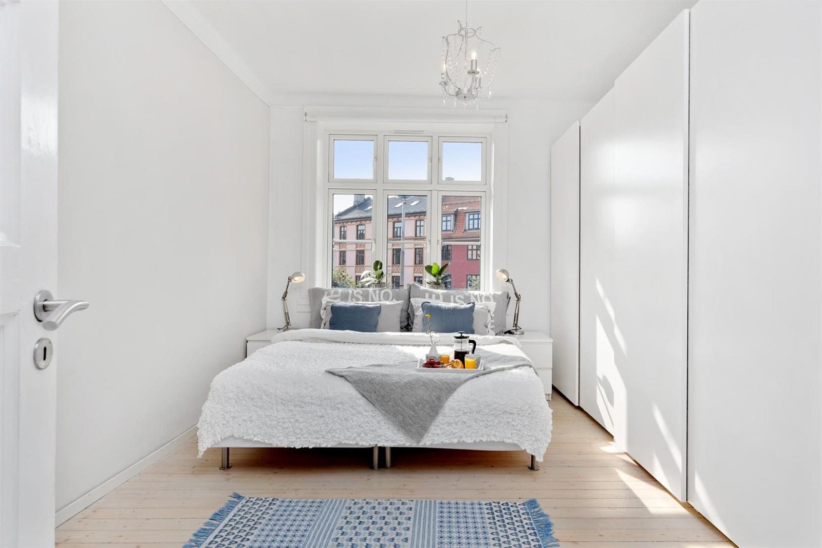 Dette er et rom med god plass, hvor man kan møblere som man vil. Rommet er lyst og praktisk med mye oppbevaringsmuligheter. Galleribilde