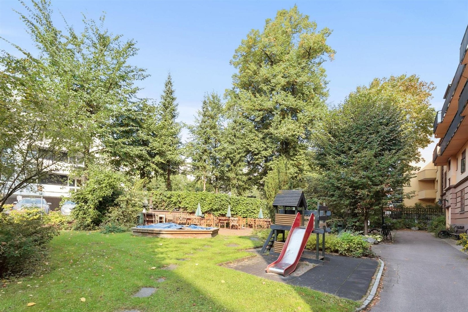 Lekeplass, sittegrupper og felles grill for beboerne. I bakgården kan man nyte solen fra tidlig morgen til sent på kveld. Galleribilde