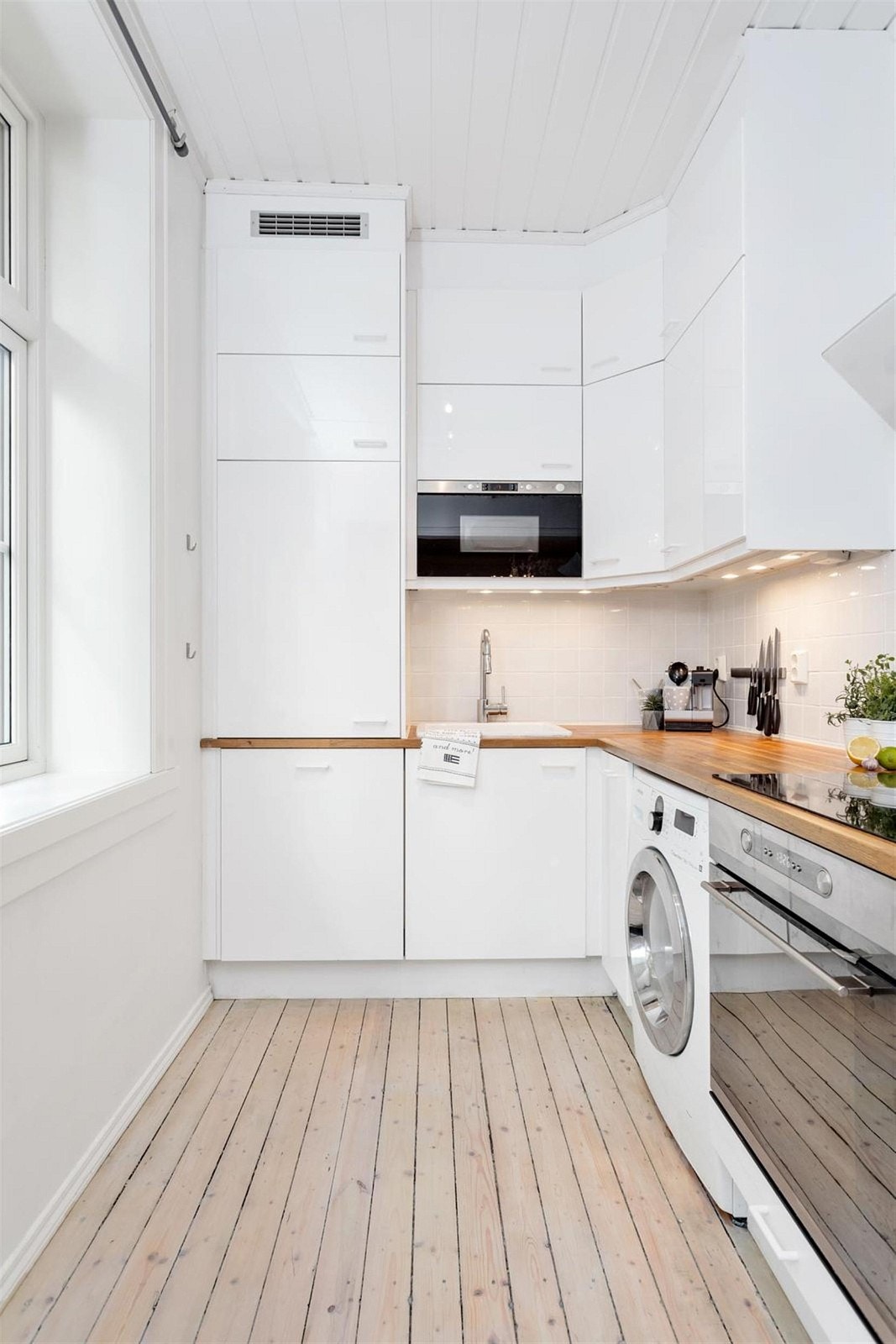 Kjøkkenet ble montert i 2012 av tidligere eier og har integrert kjøl/frys, micro, komfyr og platetopp. Det er opplegg for vaskemaskin både på kjøkken og bad. Galleribilde