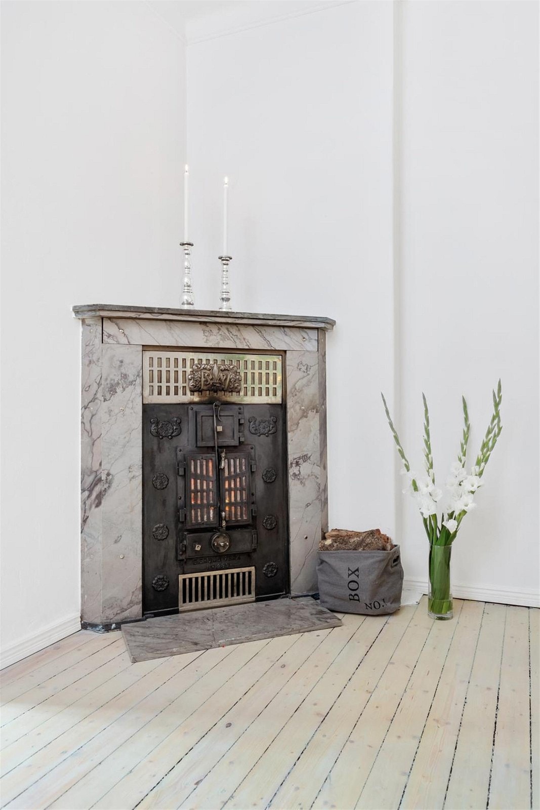 Leiligheten er godt isolert, og vinduer med 2-lags isoleringsglass fra 2011 holder leiligheten varm. Det er likevel ekstra hyggelig å kunne fyre i peisen på sene høstkvelder eller en lang dag. Galleribilde