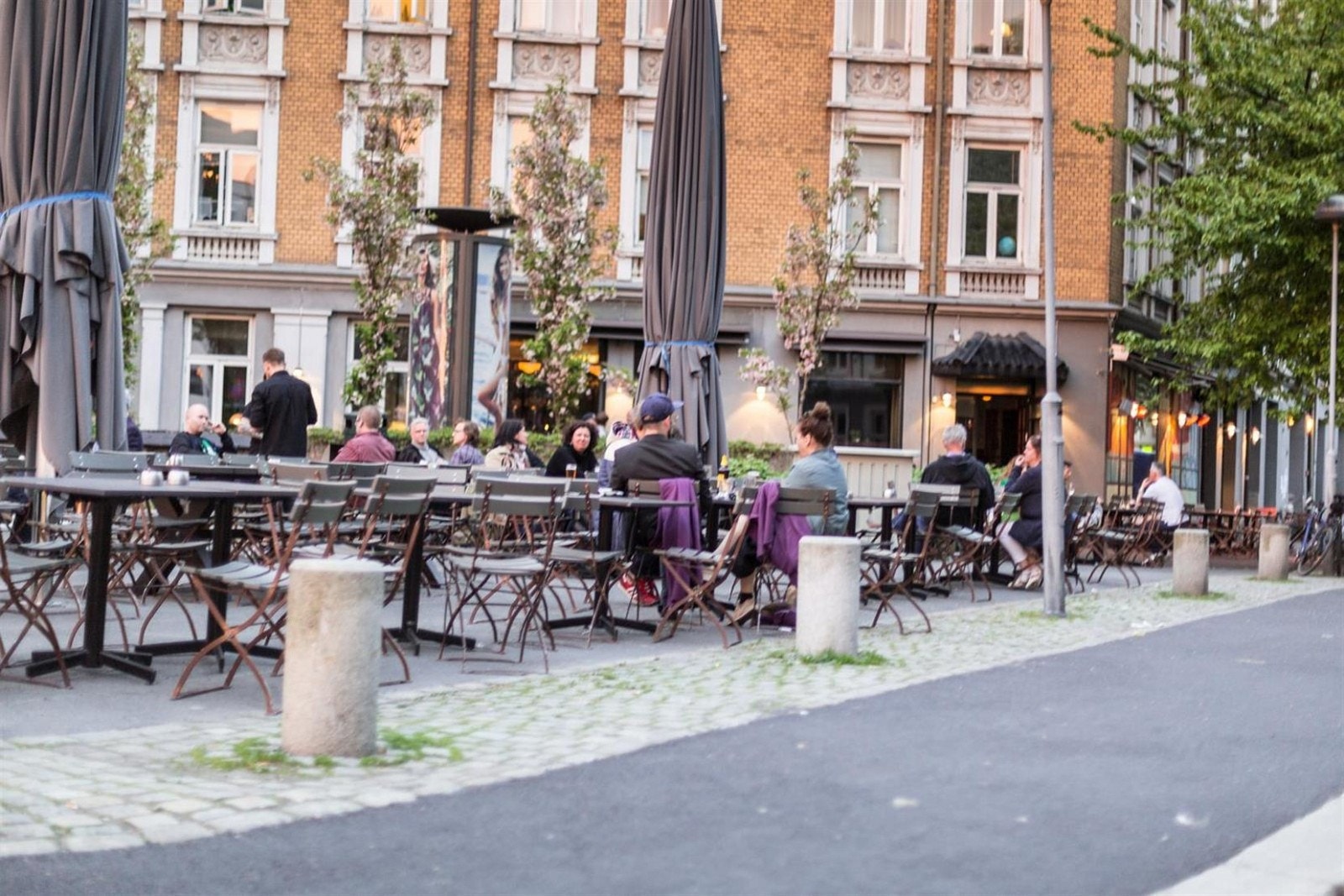 Grisen ligger 2 minutter unna, og er kjent for god stemning, mat og god drikke. Galleribilde