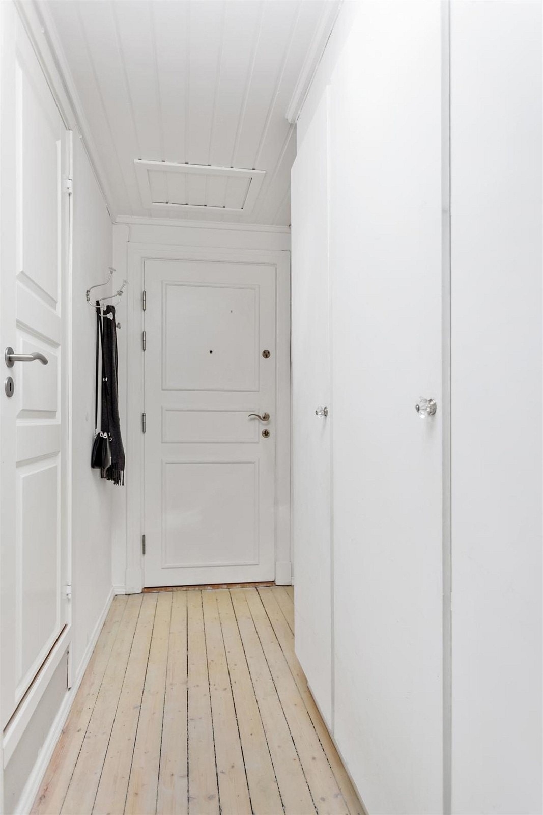 Ved ytterdør er det dørcalling med portåpner og garderobeskap. Her er det godt med plass for oppbevaring av yttertøy. Galleribilde