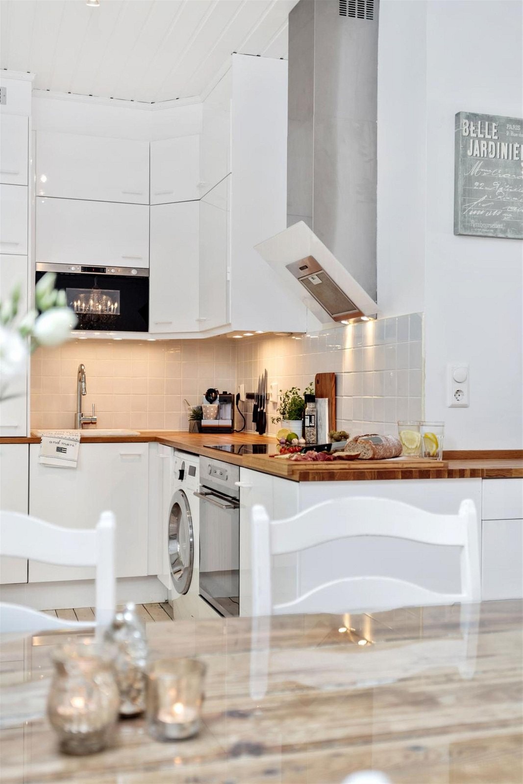 Kjøkkeninnredningen strekker over tre vegger - dette gir ekstra god arbeidsplass. Galleribilde