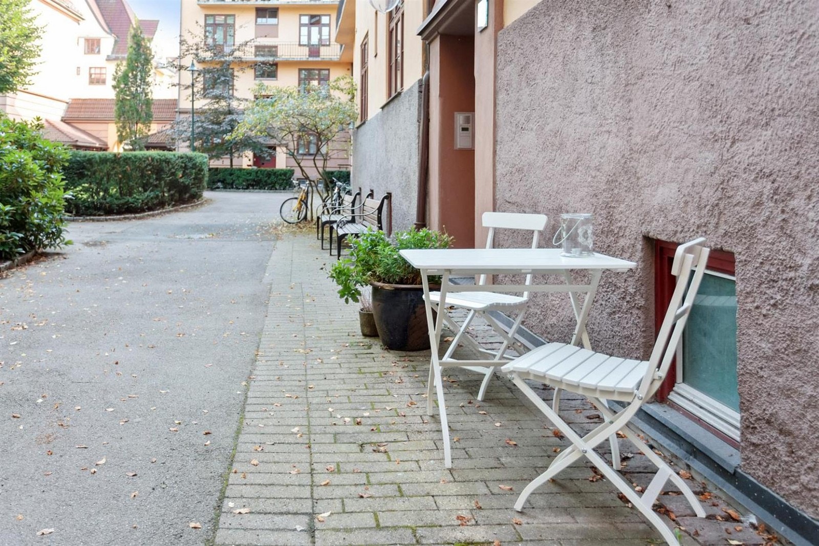 Med leiligheten kjøper du også tilgang til flotte fellesarealer. Bakgården er som en Torshovgård skal være - stor, grønn og sosial. Galleribilde