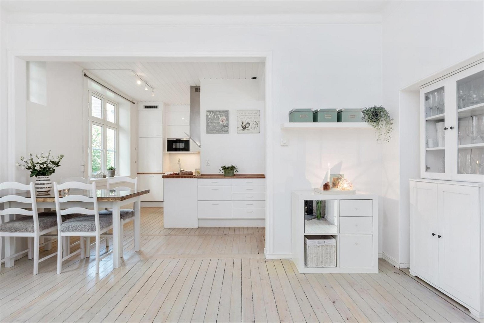 Det orginale tregulvet strekker seg gjennom hele leiligheten og gir et flott særpreg. Kjøkkenløsningen er åpen, men samtidig naturlig plassert i enden av rommet - en god planløsning! Galleribilde