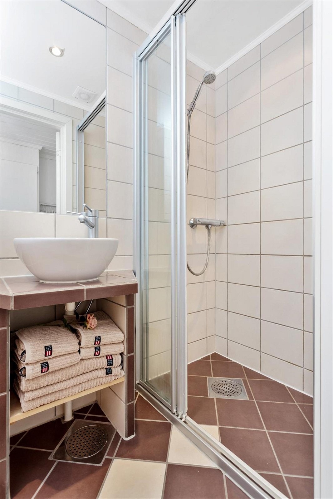 Bad fra 2004 med stor dusj, varmekabler i gulv og flislagt innredning med servantbolle. Galleribilde