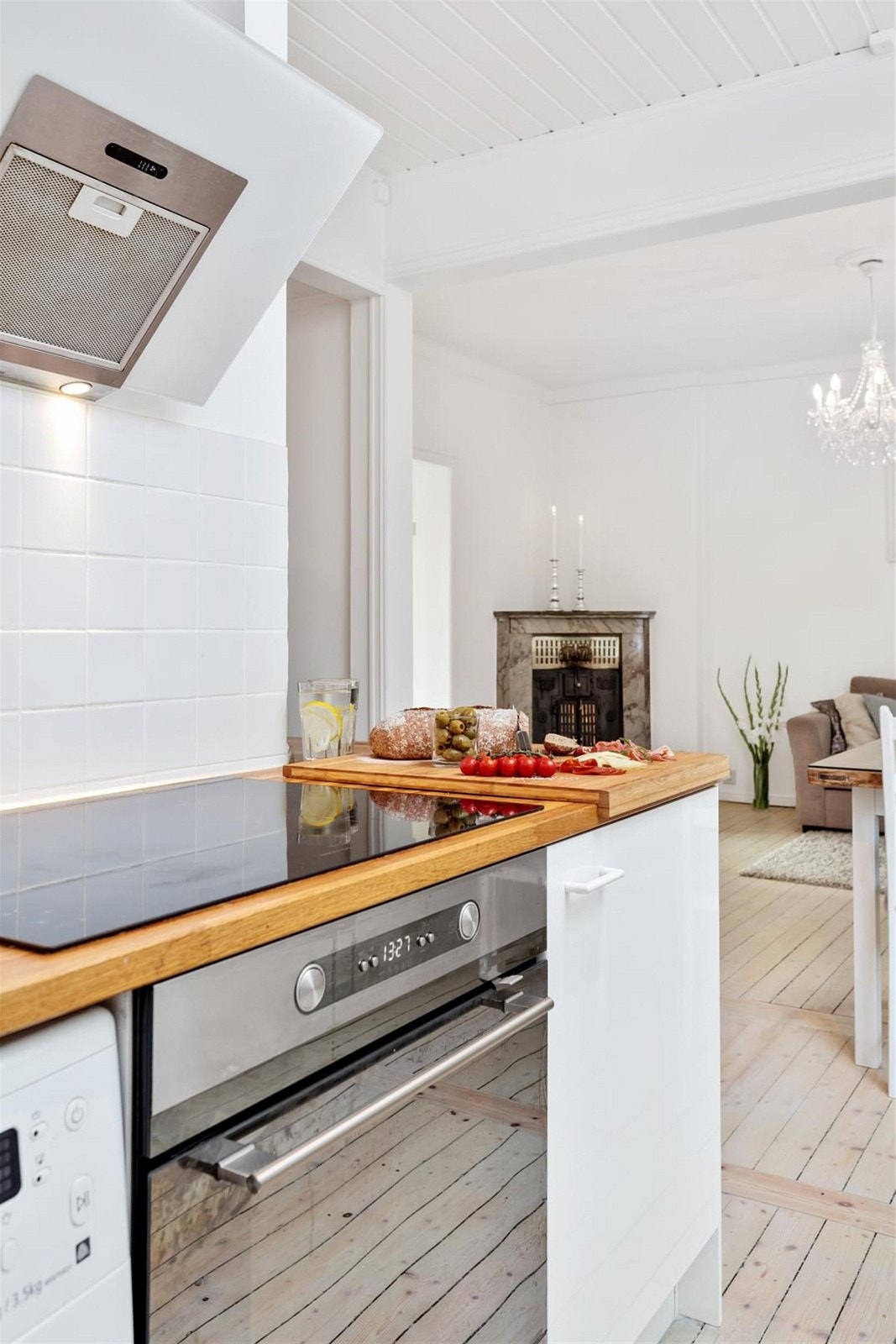 Den åpne løsningen er perfekt for sosiale lag. Her kan man kokkelere samtidig som man er godt vertskap for gjestene i stuen. Galleribilde