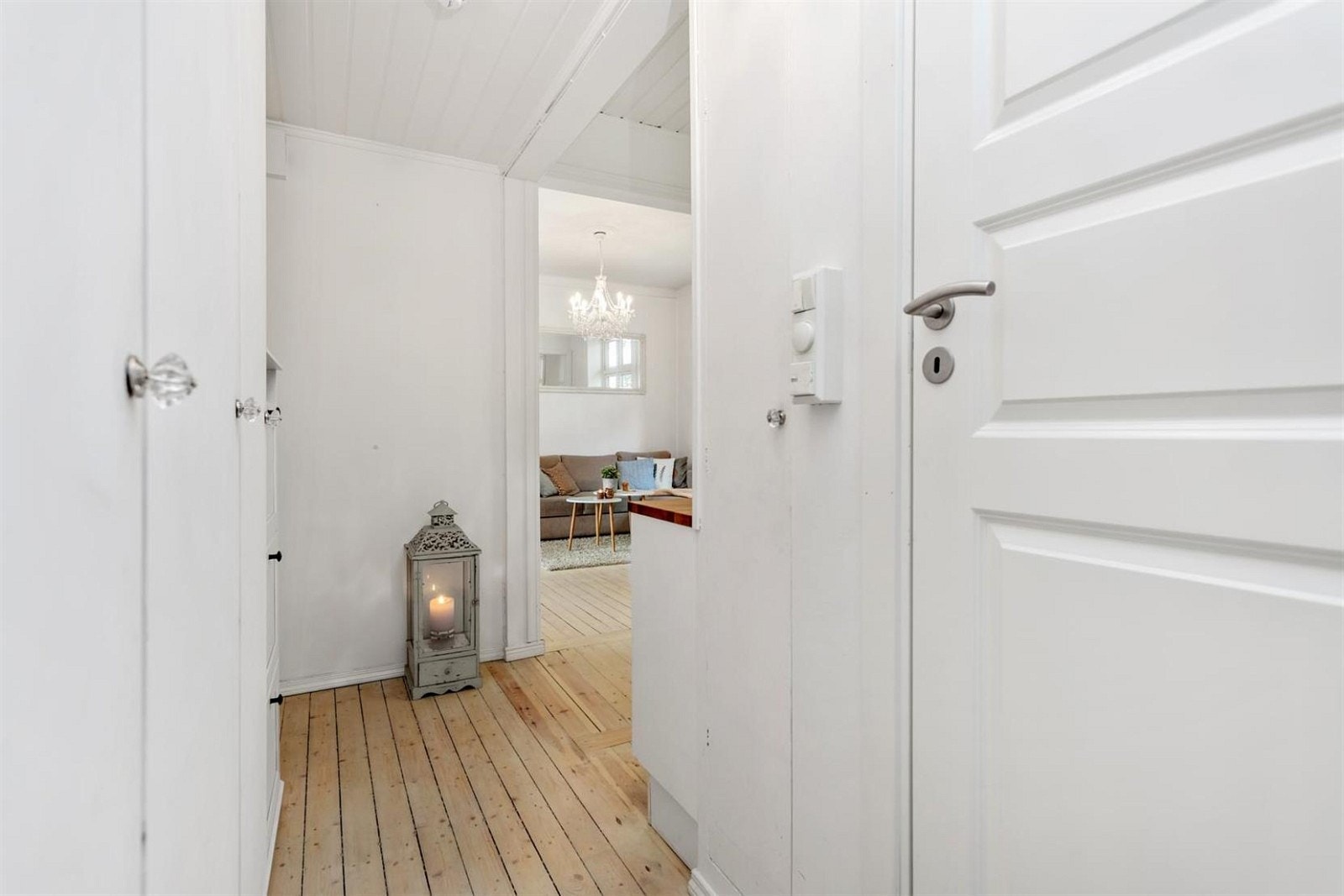 Entré med adkomst til bad og wc. Galleribilde