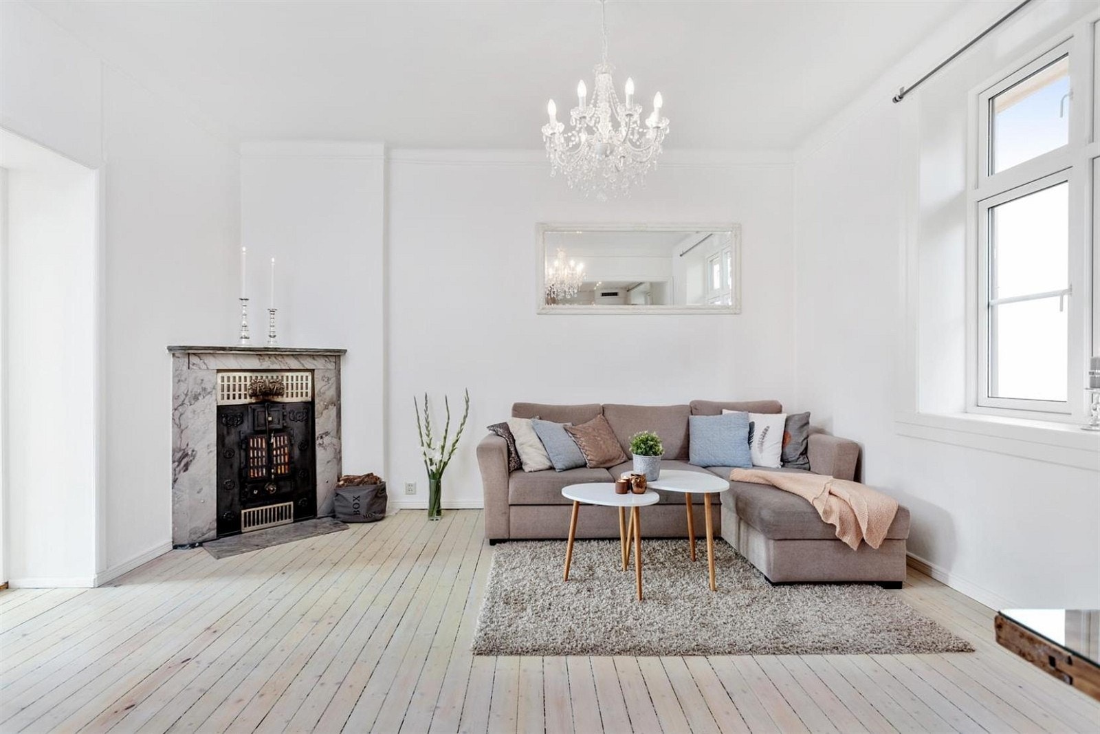 Boligen har luftige rom, god takhøyde og store vinduer med dype karmer. Galleribilde