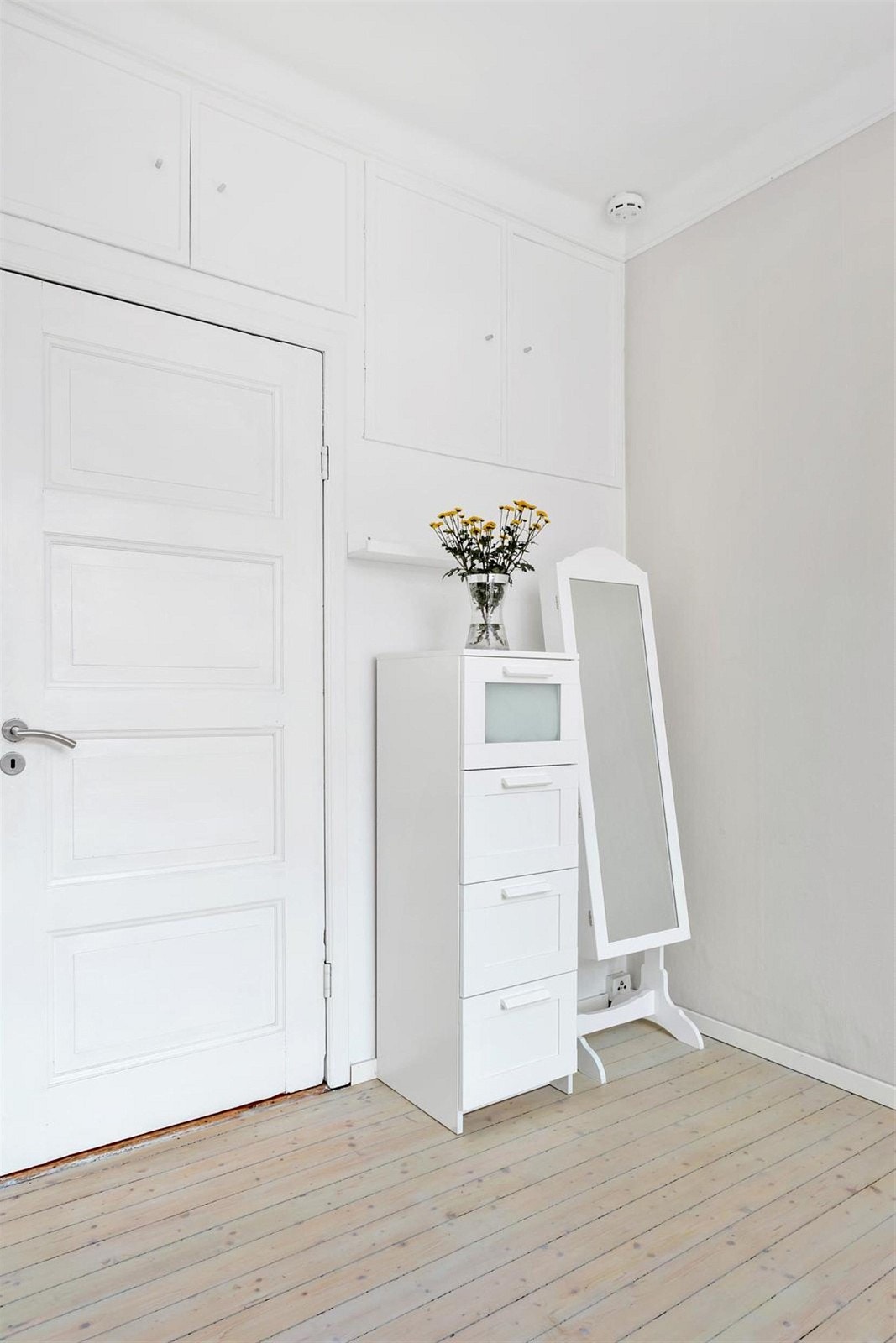 I vegg mellom stue og soverom er det dype, innebygde garderobeskap for ekstra oppbevaring. Galleribilde