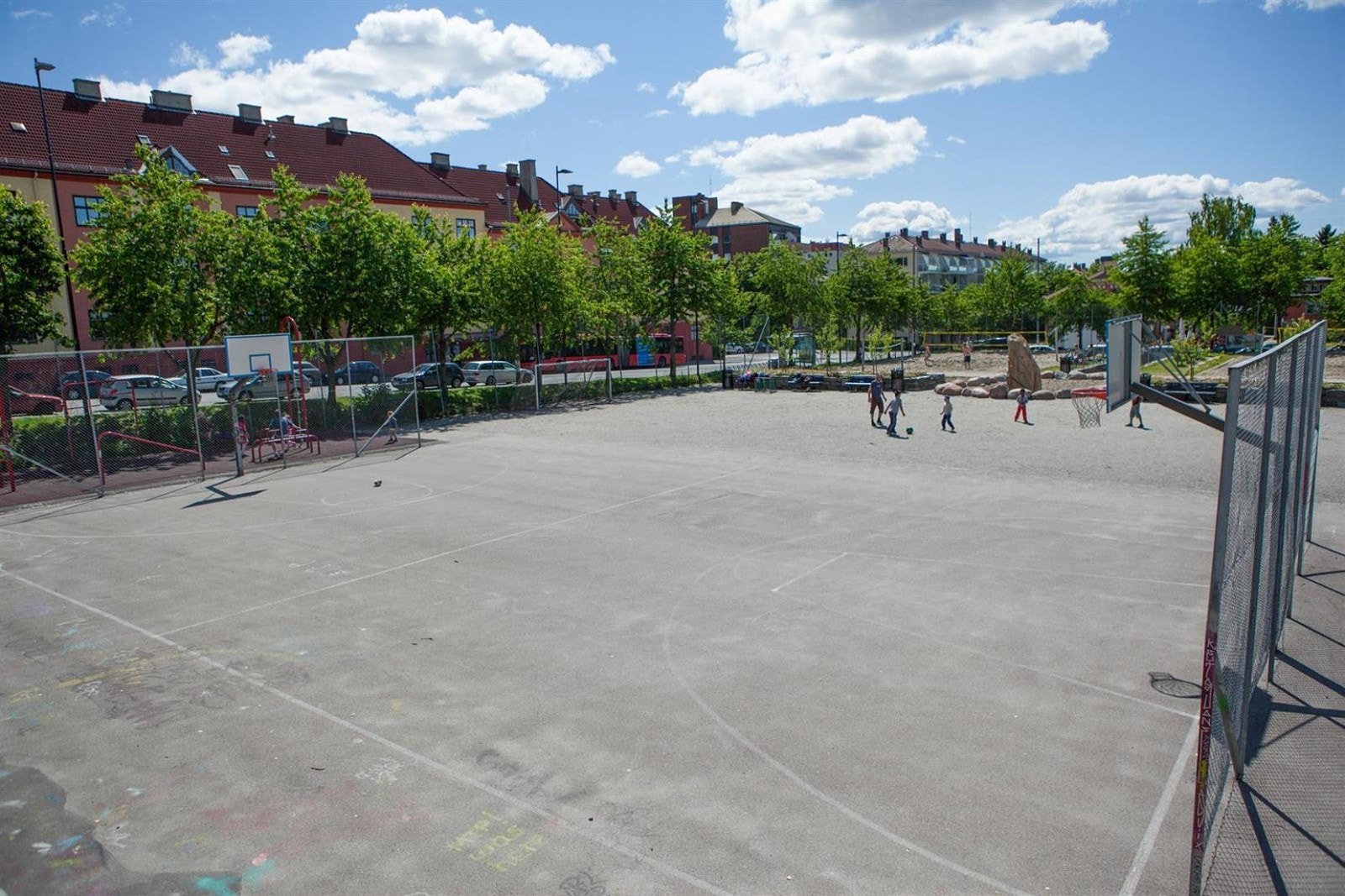 Ved Torshovparken finner du 4 volleyballbaner, basketbane, fotballbane, bordtennis og utegym - et populært sted om sommeren. Galleribilde