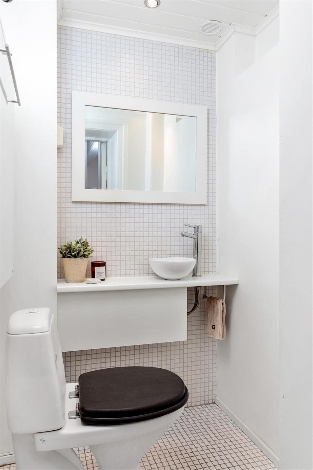 Romslig, separat wc med flislagt gulv og malte overflater. Galleribilde