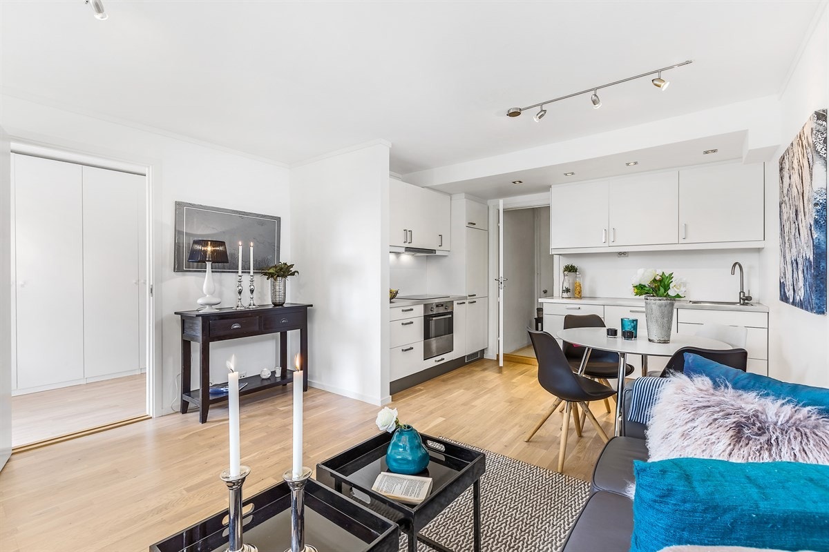 Det er god plass til både sofagruppe og spiseplass i stuen/kjøkkenet. Galleribilde