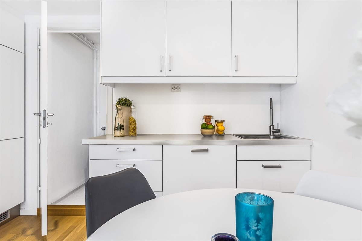 God skap- og benkeplass på kjøkkenet. Galleribilde