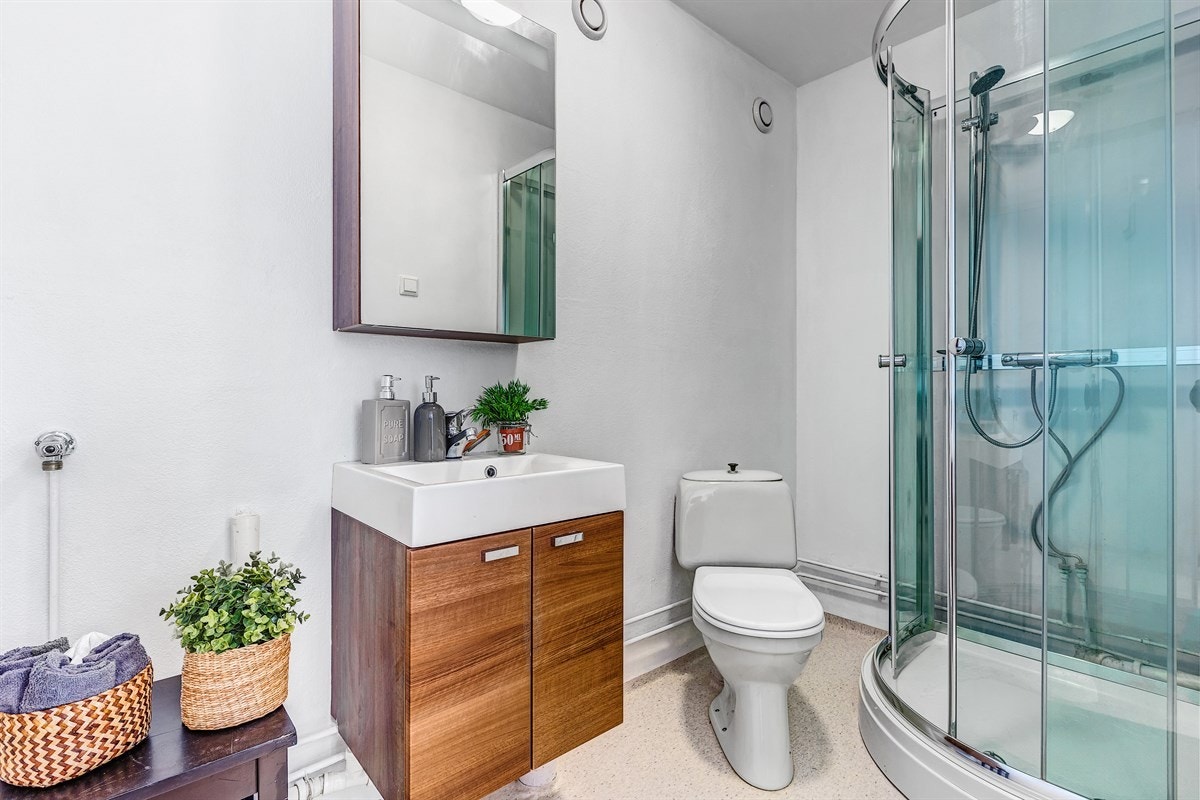 Det er opplegg for vaskemaskin på baderommet. Galleribilde