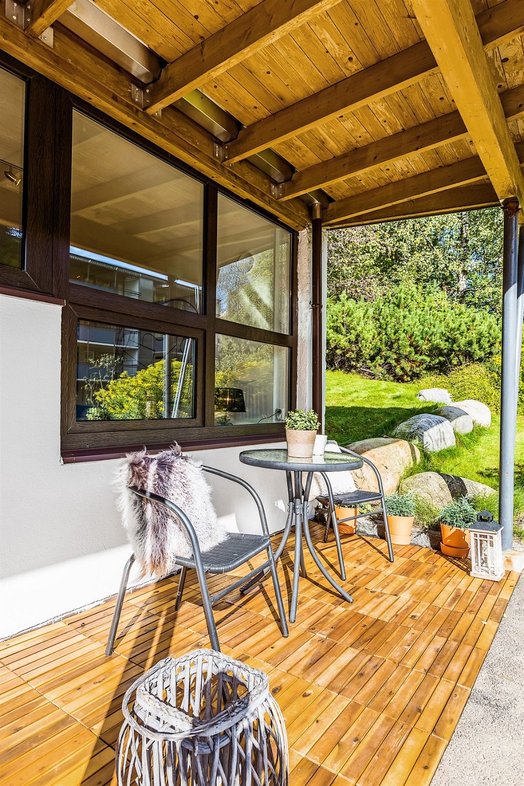 Uteplass ved inngangspartiet til leiligheten som selger har benyttet seg mye av. Galleribilde