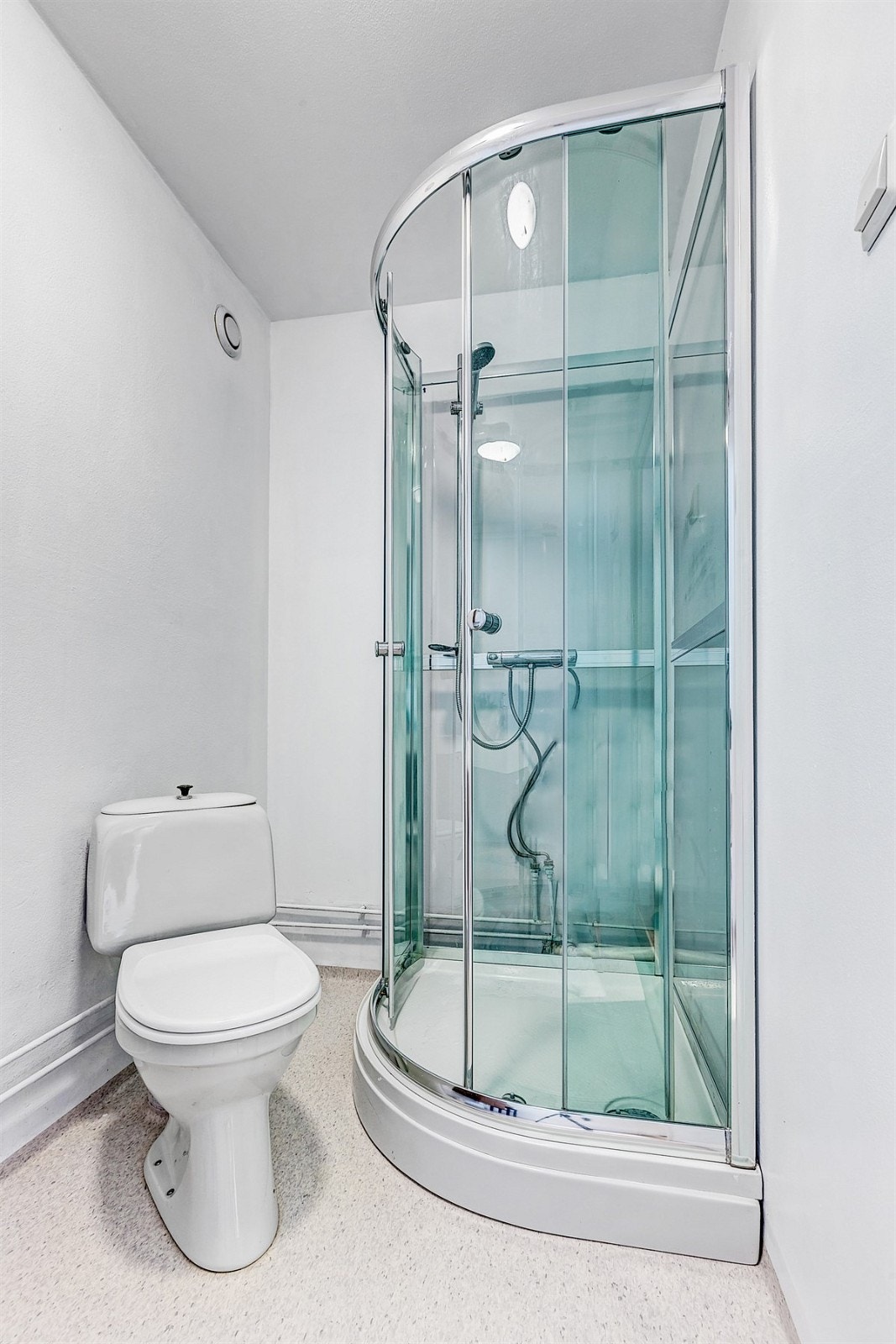 Praktisk dusjkabinett på badet. Galleribilde