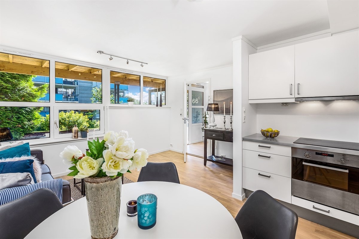 Lyse og fine oppholdsrom i leiligheten. Galleribilde